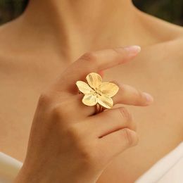 Cluster Rings Womens Flower Declaration Ring Adjustable Open Gold Plated Stainless Steel Size Bag with Finger Decoration L240402