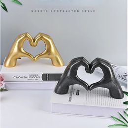 Nordic Style Heart Gesture Sculpture Resin Abstract Hand Love Statue Figurines Wedding Home Living Room Desktop Ornaments 240325