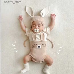 Rompers 5631B Newborn Clothes Baby Cute Bodysuit with Hat 2023 Summer New Fashion Boys One Piece Clothes Rabbit Climbing Clothes L240402