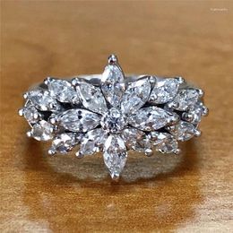 Wedding Rings Huitan Romantic Crystal Flower Women Full Dazzling CZ Ceremony Party Lady's Ring Fancy Accessories Fashion Jewellery