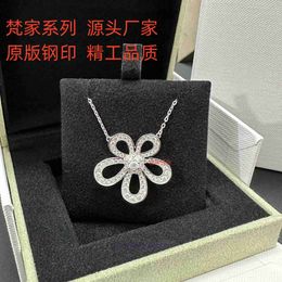 High end designer necklace 1:1 vanclef 925 Silver Diamond Sunflower Necklace Womens High Version V Gold Hollow Grass Planting Flower Collar Chain Broadcast Special