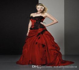 Black and Red Vintage Gothic Ball Gown Wedding Dresses Strapless Lace Appliques Taffeta Colourful Bridal Gowns Country Western Styl1083499