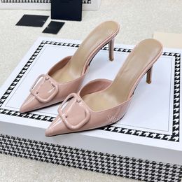 Дизайнеры Slippers Sandals Отсуть обувь для женской высококачественной патентной кожи кнопки шпильки на каблуке.