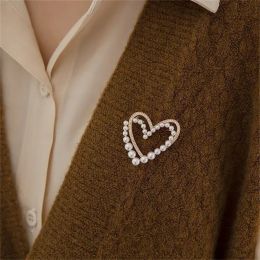 Exquisite Heart Shaped Pearl Rhinestone Brooch Luxury Metals Hollow Lapel Pins for Women Sweet Pins Badges Jewellery Accessories