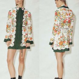 Designerinnen -Frauen Kleider Sommerurlaubsbekleidung grünes Langarm Mini Kleid floral gedruckt mit dünnen Gürtel Mini -Kleidern FZ2404035