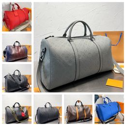 Moda Duffle Bag Men Mulheres Bolsas de Viagem de Grande Capacidade Zíper aberto e fechado Coloque de couro Bill Bolsa de viagem Crossbody