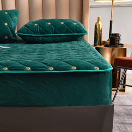 Sängkläder uppsättningar broderi korallfleece madrassskydd monterad arkstil för fast färg quiltad tjock mjuk pad säng