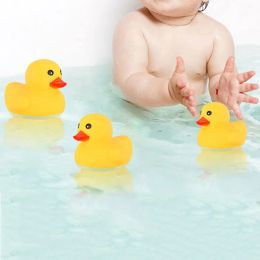 5pcs niedliche Ente Schwimmwasserspielzeug für Kinder weicher Gummi -Schwimmer Squeeze Sound Quietschendes Badespielzeug für Babybadspielzeug