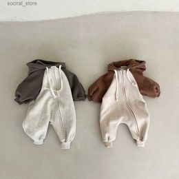 Rompers 4486D Korean Newborn Baby jumpsuit 2023 Spring/Summer Pure Cotton Hooded Boys One Piece Casual Climbing Clothing L240402