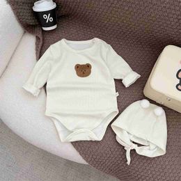 Rompers 8590 Korean Newborn Clothes 2024 Spring Hot Sale Cartoon Bear Baby Boys One Piece Clothes Lovely Climbing Clothes with Hat L240402