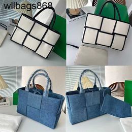 Handbag Bottegvenetass Bvs Me Denim Woven Bag Arco Commuting Tote Black and White Canvas Blue Large Capacity Handbag