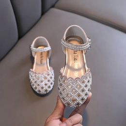 AINYFU Kids Pearl Flats Sandals Girls Princess Rhinestone Party Sandals Childrens Leather Hollow Out Beach Shoes Size 21-36 240321