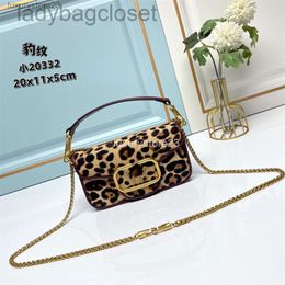 Chain Little Vbuckle Valenteno Shoulder Bag Vlogo Lady Miniloco Cowhide Handheld Classic Bags Leather 2024 One New Womens Straddle Fashion Metal Purse CalfskiMYOO