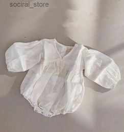 Rompers 8682 Baby Clothes White Romper Autumn 2021 Cotton Hemp Lantern Sleeve Girls One Piece Clothes Butterfly Sleeve V Neck Onesies L240402