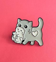Cartoon Cat Mother Carrying Baby Cat Enamel Pins Cute Brooches For Love Heart Animal Enamel Pin Jewellery Gift For Kid Accessories3359554