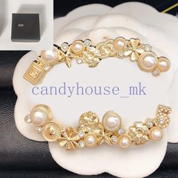 Classic Womens Desinger Brooch Suit Pin Pearl Letter Brooches Famous Brand Fashion Crystal Jewelry Clothing Decoration Accessories Gift with Box