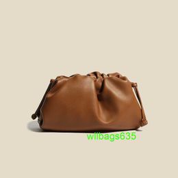 Pouch Cloth Bags BottegvVenet Trusted Luxury Bag Leather 2024 Xiao Bao Wang Hong Yang Qi Hand Held Cloud Bag Solid Color Head Layer Soft Skin Fol have logo HBCZW2