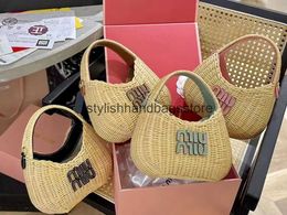 Cross Body 2023 Spring/Summer New Beach Holiday Style Grass Woven Bag Letter Carrying Vegetable Basket Fashion Vine Handbag Womens H240403