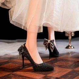 Tasarımcı Yüksek Topuklu Metal Sandalet Kadınlar Elbise Ayakkabı Seksi Açık Ayak Terlik Moda Deri Pompalar Partisi Düğün Sandal Su geçirmez Platform Yay Klasik Yüksek Topuklular