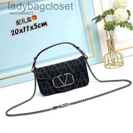 Chain Little Vbuckle Valenteno Shoulder Bag Vlogo Lady Miniloco Cowhide Handheld Classic Bags Leather 2024 One New Womens Straddle Fashion Metal Purse Flip Bag 40ST