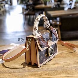 Cross Body Old Flower Classic Transport Lock Small Square Bag Womens 2024 Autumn/Winter Fashion Simple One Shoulder Crossbody Handheld Middle Age H240403