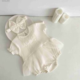 Rompers 6552A Korean Baby Girl Clothes 2023 Summer Infant Gauze Bag Fart Clothes Girl Princess Lace One Piece Clothes With Headband L240402