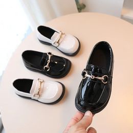 Girl Fashion Style Flats Shoes Children Leather Leather Shoe Kid سلسلة مريحة سلسلة ناعم وحيد حفل زفاف أحذية الأميرة 240326