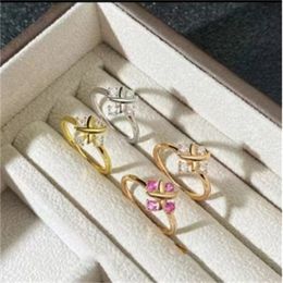 Cross Ring 4 Diamond Zirkon Mode x Word V Gold Ring Light Luxus