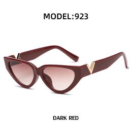 The latest fashionable cat eye womens sunglasses small frame V shaped gold decorated PC frame stripes personality party catwalk glamor trendy women sunglasses