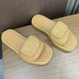 Muli Designer Designer Sandals Piattaforma a cuneo piattaforma leggera Euncinetto a forma di sandalo Paglie di paglia di sandalo in metallo Slip-On Flat-On Place Apri Apri Slifori della spiaggia Raffia