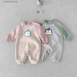 Rompers 8579 Korean Baby Jumpsuit 2024 Spring New Cartoon Splicing Sleeve Baby Girls One Piece Clothes Cute Climbing Clothes L240402