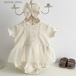 Rompers Summer Infant Baby Girls Jumpsuit +Bow Hair Band New Baby Girl Bodysuits Cotton Short Sleeve Lace Stitching Toddler Baby Romper L240402