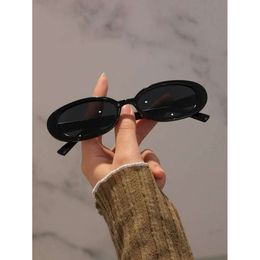 1pc Women Plastic Classic Oval Pose Travel Fashion Black Sunglasses for UV Protection Outdoor Accessories