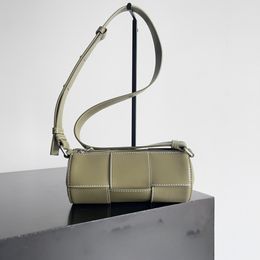 A small cylindrical bag that both men and women can handle, with a leisurely and tasteful attitude towards life