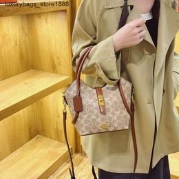 Shoulder Bag Designer American Trend Style Crowdsourced Design with Contrasting Color Bucket 2024 Personalized Handbag Crossbody Shoulder
