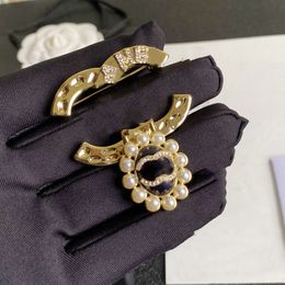 20color Luxury Women Letter Brooches 18K Gold Plated Crystal Rhinestone Jewellery Copper Brooch Charm Girls Pearl Pin Men Marry Wedding Party Cloth Accessories