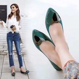 Luxury Shoe Designers Flats Casual Boat Shoes Fashion Loafers Metal Decoration Pointed Lowcut Slipon Ladies 3441 240329