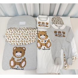 Sleeping Bags Designer Newborn Bear Letter Printed Slee Suits Babies Cartoon Cotton Romper Jumpsuit Bedding Blankets Hat Bib Diaper 5P Oteli