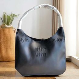 Shoulder Bags Homes New Large Capacity Tote Bag Fashionable and Trendy One Handheld Underarm Water Bucket Womens H240403