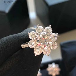 Cluster Rings New Fashion Brand Womens Jewellery Flower Shining Engagement Ring Womens Sunshine Wedding Anniversary Ring Jewellery Gifts Girl Hot L240402