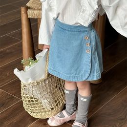 Barn Klädflickor kjol 2024 Våren och sommar mode baby koreansk stil a-line casual barn denim kort 240329