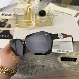 High quality fashionable sunglasses Men's Luxury Designer Women's Sunglasses box Polarised lenses definition resistant