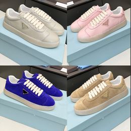 Luxury Men Designer Sneakers Womens Running Shoes Mens Women Trainers Pink Sneaker Suede Trainer Rubber Sole Triangular Metal Logo Storlek 35-45