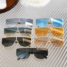 2024 Luxury Designer Sunglasses New luxury designer F family's new fashion show geometric conjoined shape eye protection with the same type of sunglasses FFM0093