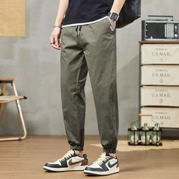 Pantaloni da lavoro alla moda kaki per uomini in primavera ed estate, pantaloni casual Harlan con cappuccio sciolto, pantaloni sportivi ritagliati per uomini