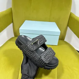 2024 Neue Frauen Sandale Calfskin Dad Schuhe reine handgewebte Sandalen gesteppte Designerschuhe Plattform Flat Flates Low-Heel Keilschnalle Sandalengurt On240403