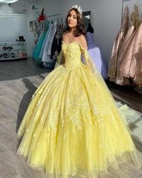 2022 Elegant Yellow Quinceanera Dresses With Handmade Flowers Strapless Ball Gown Tulle Lace Sweet 16 Dress Corset Second Party We9000898