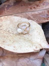 Cluster Rings 2024 Arrived White Mother Shell Elegant Pearl Ring Light Luxury Lovely Temperament Opening Female Charing Jewerlry Wholesale