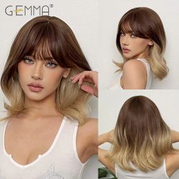 Wigs GEMMA Ombre Brown Blonde Golden Synthetic Wig with Bangs Short Wavy Cosplay Wigs for Women Daily Use Natural Hair Heat Resistant