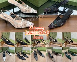 Sandali di sandali da donna di lusso La pompa per le scarpe a slingback ARIA sono presentate in maglia nera con fibbia posteriore per motivi scintillanti di cristalli